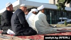 Бишкек. Эски аянтта окулган айт намазы. 
