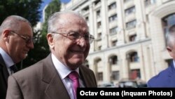 Ion Iliescu este îngrijit de o echipă multidisciplinară de medici de la spital.