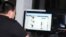 Алматыдағы интернет-клубтардың бірінде Facebook әлеуметтік желісін қарап отырған адам. (Көрнекі сурет)