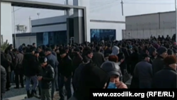 Толпа людей, собравшаяся возле филиала предприятия «Артель» в городке Питнак Тупраккалинского района Хорезмской области, 9 февраля 2021 года.