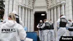 Кандуу окуялар болгон Ниццадагы Нотр-Дам чиркөөсүнүн алдында топтолгон полиция кызматкерлери. 29-октябрь, 2020-жыл.