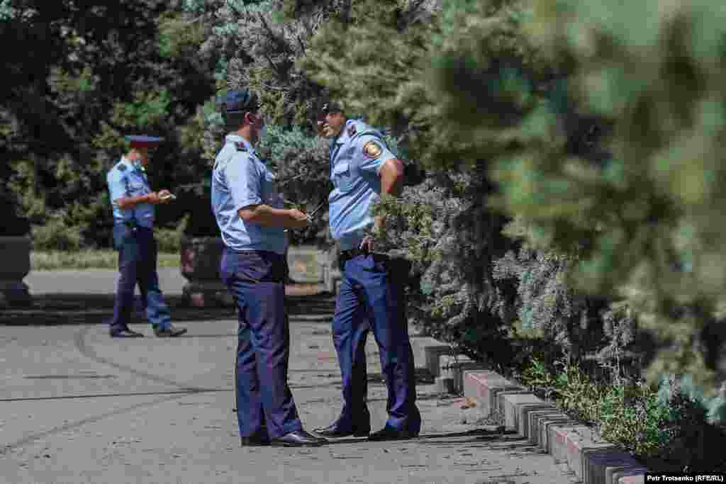 Примерно с 9 утра сотрудники полиции оцепили сразу несколько кварталов вокруг акимата. Они останавливали всех прохожих и рекомендовали им продолжить движение по какой-нибудь другой улице