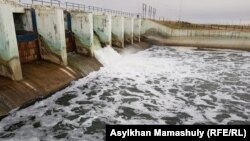 Бір арнасынан су жіберіп тұрған Кіші Аралдағы Көкарал бөгеті. Көрнекі сурет