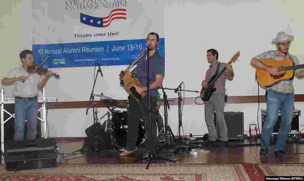 В Бишкеке прошел единственный концерт &#39;The Pine Leaf Boys&#39; (США)