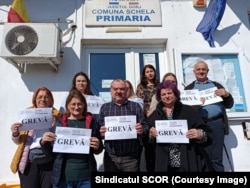 Angajații primăriei comunei Schela (Gorj) în grevă pe 18 martie 2025.