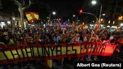 Мадридде өткөн акцияда "Каталония - бул Испания" деген плакатты көтөрүп тургандар. 27-октябрь, 2017-жыл