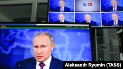 Na razini EU s udjelom od 75 posto televizija dominira kao primarni izvor vijesti, posebno za građane starije od 55 godina (ilustrativna fotografija vijesti na TV sa likom ruskog predsjednika Vladimira Putina)