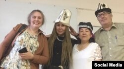 Слева на фото Валентина Чупик, создатель правозащитной организации «Тонг Жахони» («Утро мира»).