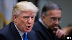 Дональд Трамп (на фото ліворуч) почав запроваджувати низку різких заходів, відмінних від політики попередньої адміністрації