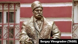 Пам'ятник журналісту і письменнику Володимиру Гіляровському (1855–1935) у Москві. Фотографія 2004 року