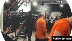 Spirit Fitness спорт клубунда полиция рейд өткөрүп жаткан учур. 