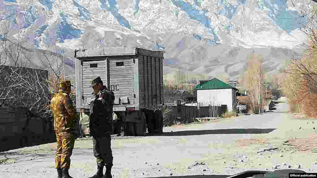 Cлужбу ведут МЧС, МВД, Минздрав, Баткенская обладминистрация. Переговоры по урегулированию ситуации на границе продолжаются. Фото Государственной пограничной службы КР.&nbsp;