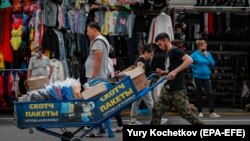 Трудовой мигрант, работающий на рынке в Москве, 29 июня 2021 года.