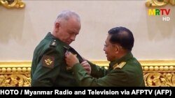 Alekszandr Vasziljevics Fomin orosz hadügyminiszter-helyettes kitüntetést vesz át Mianmarban, 2021. március 26-án.