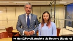 Beloruski opozicioni političar Pavel Latuška pozira sa sprinterkom Krystsinom Tsimanouskajom, Varšava, 4. august 2020.