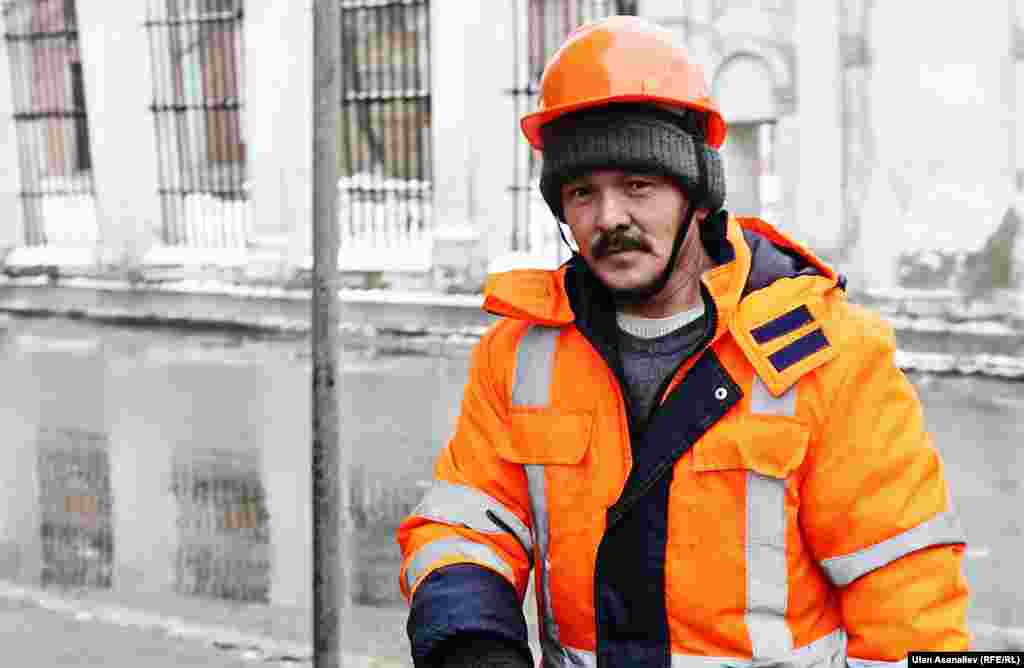 Ербулат помогает в обеспечении безопасности дорожного движения.