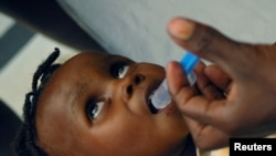 Dijete na Haitiju prima lijekove protiv kolere, Cite-Soleil in Port-au-Prince, 12. studeni 2010.