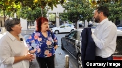 Динара Смаилова (слева) и ее адвокат Далибор Томович (справа). Подгорица, 5 июня 2025 года