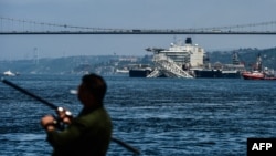 Швейцарски кораб преминава през Босфора