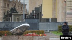 Virágok a politikai elnyomás áldozatainak moszkvai emlékművén 2023. október 29-én