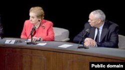 مادلین آلبرایت و کاولین پاول بر ضرورت مذاکره با ایران تاکید کردند.