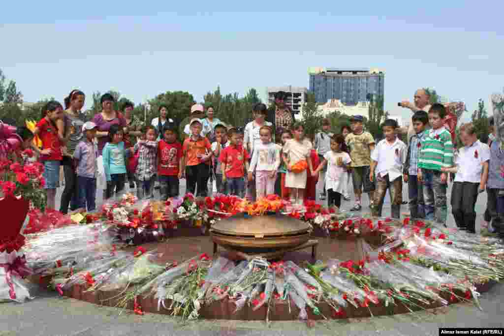 Школьники в сопровождении своих учителей почтили память павших воинов