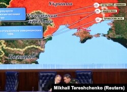 Președintele rus Vladimir Putin îl ascultă pe șeful Statului Major General al Forțelor Armate Ruse, Valeri Gerasimov, în timpul unei reuniuni extinse a Consiliului Ministerului Apărării, la Moscova, 21 decembrie 2021.