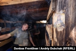 Українські військові на передовій у полях під Старогнатівкою, 26 липня 2021 року