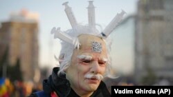 Oltási igazolvány elleni román tüntető Bukarestben, 2021. december 21-én.