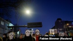 A koronavírus-korlátozások ellen tüntetnek Hamburgban 2021. december 18-án