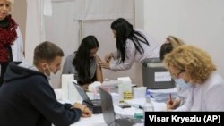 Një nxënëse e shkollës së mesme “Eqrem Qabej” në Prishtinë duke marrë vaksinën kundër koronavirusit. 26 nëntor 2021. 