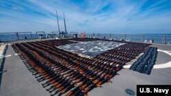 ناوگان پنجم نیروی دریایی آمریکا می‌گوید، پس از تخلیه پنج سرنشین و محموله سلاح، این کشتی ماهیگیری را غرق کرده است.