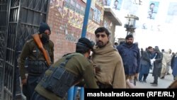 Пакистандын полициясы блокпостто жарандарды текшерип жаткан учуру. Иллюстрациялык сүрөт.