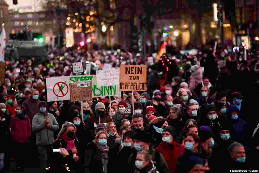 Oltásellenes tüntetők Hamburgban december 18-án