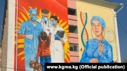 Адинай Мырзабекованын сүрөтү тартылган мурал.