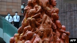 Гонконгдогу Тянанмен аянтындагы курмандыктардын элесине арналган жалгыз эстелик.