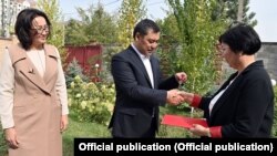 Президент Садыр Жапаров Бишкектеги үйүн МИКке өткөрүп берип жаткан учур. 2021-жыл. 