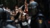 Судири меѓу демонстрантите и полицијата во Каталонија 