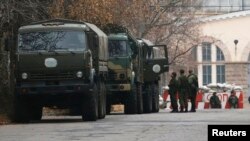 Донецктин жикчилдер көзөмөлдөгөн аймагындагы аскерий унаалар. 12-ноябрь, 2014-жыл. 