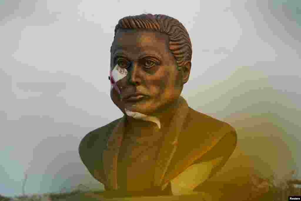 Бюст в честь Илона Маска, подвергшийся акту вандализма, виден возле базы Starbase в Браунсвилле, штат Техас, США, 5 июня 2025 года. REUTERS/Gabriel V. Cardenas