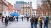 Tesztelésre várók a ljubljanai Kongresszusi téren, a mobil Covid-tesztelő egység előtt 2020. december 22-én.