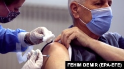 Administrimi i vaksinës kundër COVID-19.