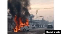 Кылмышка шектүүлөр өрттөп жиберген автоунаа. Кара-Суу шаары, 13-декабрь.