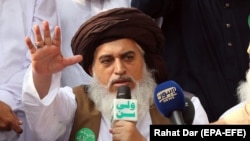 Диниятчы Хадим Хусейн Ризви нидерланддык саясатчы Гиирт Вилдерске каршы нааразылык жыйынында. Лахор. 2018-жылдын 29-августу. 