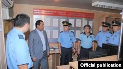 Бажы кызматынын төрага орун басары Райымбек Матраимов баштаган Бажы кызматкерлери. 