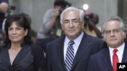 Колишній глава МВФ Домінік Стросс-Кан з його дружиною Енн Сінклер та адвокатом Бенджаміном Брафманом після судового засідання, Нью-Йорк, 23 серпня 2011 року