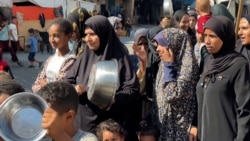 Stanovnici Gaze lupaju po praznim loncima čekajući hranu