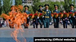 9- майды белгилөө учуру. Жеңиш аянты, Бишкек. Иллюстрация.