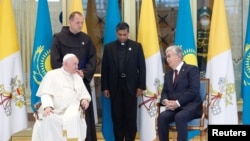 Рим папасы Франциск менен Касым-Жомарт Токаев.