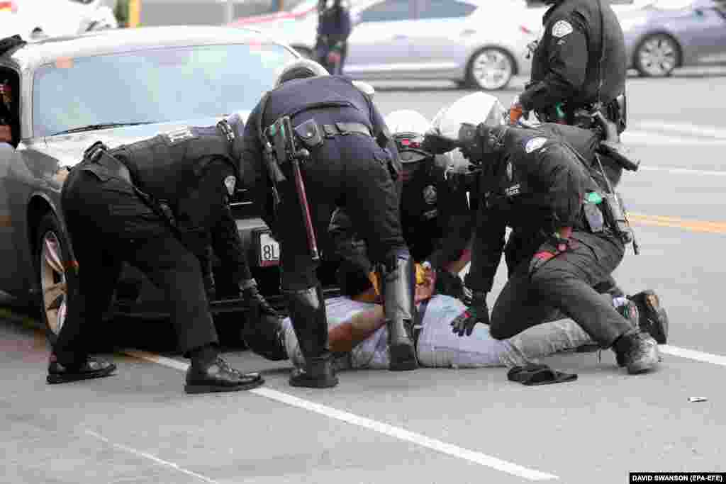 Затримання водія в Лос-Анджелесі за порушення комендантської години